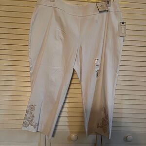 Dana Buchman White Slimming Capri
Neww/tags
Measurements inphotos
embroidered